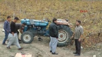 Devrilen Traktör, Baba ve Oğlunu Öldürdü