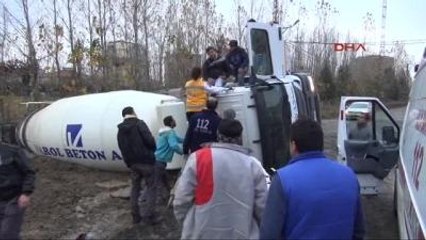 Yol Çöktü, Beton Mikseri Devrildi