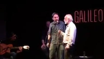 Pablo Iglesias cantando Cuervo Ingenuo con Javier Krahe