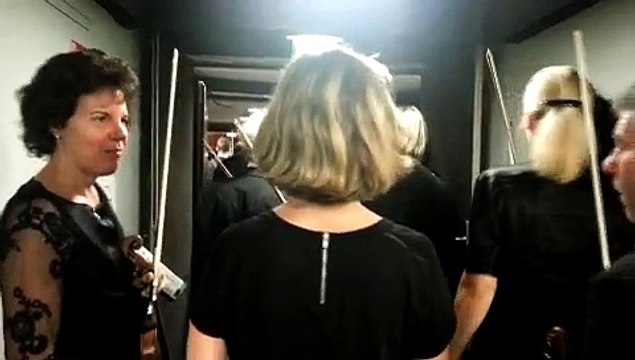 Coulisses : l'entrée des musiciens de l'ONF dans l'auditorium