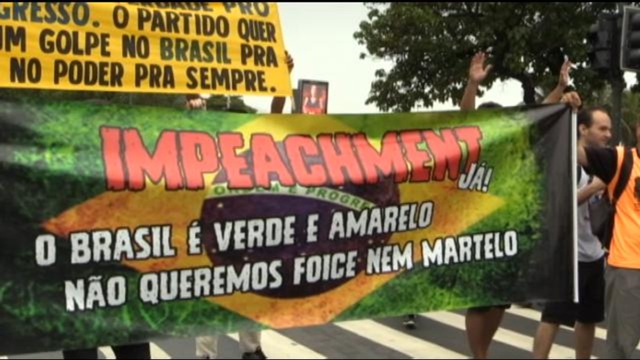 Miles de brasileños protestan contra el Gobierno de Rousseff