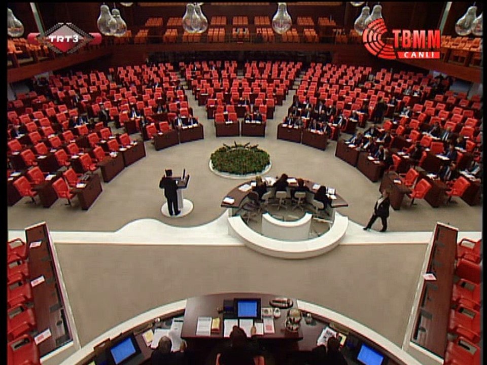 Adil Zozani Hakkaride polis arabasindan Halka küfür ediyor