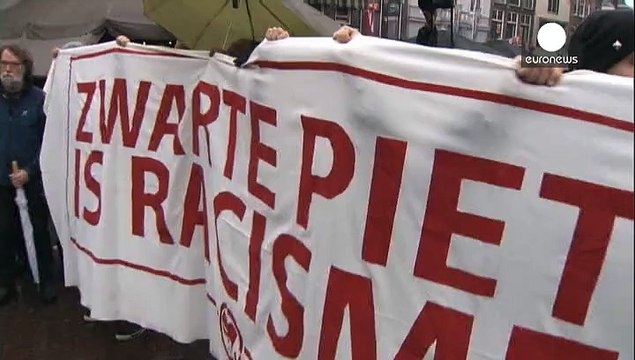 Proteste e arresti alla festa di Zwarte Piet, l'aiutate nero di San Nicola