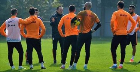 Galatasaray'da 13 Futbolcunun Bileti Kesildi