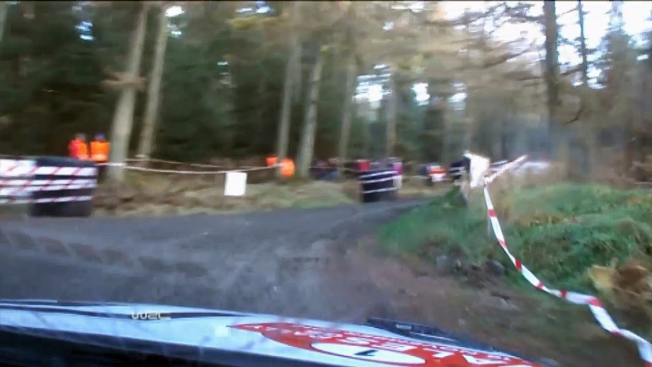 WRC, GBR - Latvala se crash, Ogier s'envole