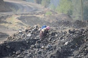 Facia Ocağından Çıkan Hafriyatta Kömür Topluyorlar