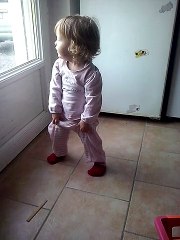 Louna commence à marcher