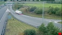 Un camion fait demi tour sur une autoroute