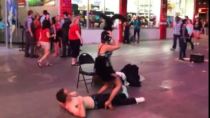 Dans ederken adamın üzerine işedi