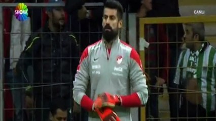 Insulté, le gardien de but refuse de jouer !