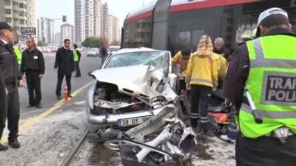 Tramvay ile Otomobil Çarpıştı: 1 Ölü