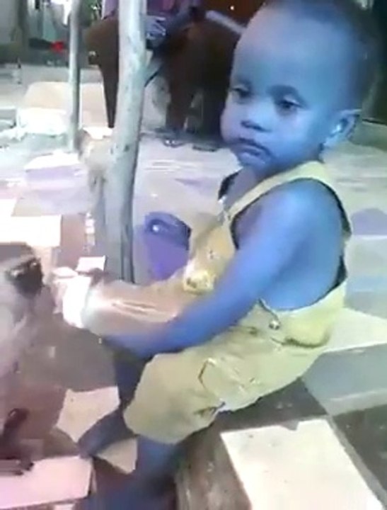 hahaha so funny... monkey vs kid