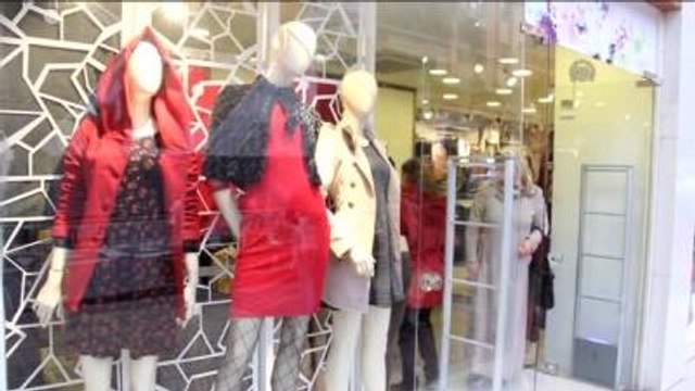 Üzerine Vitrin Mankeni Düşen Kadın Yaralandı