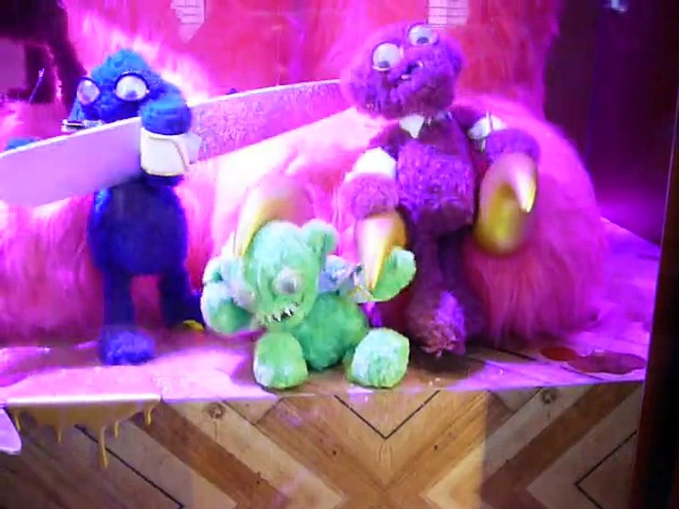 petits monstres toiletant un grand monstre