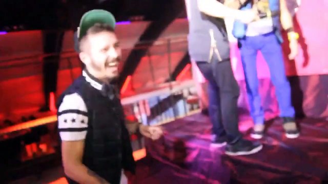 Elle boit un verre de s***** dans une boite russe