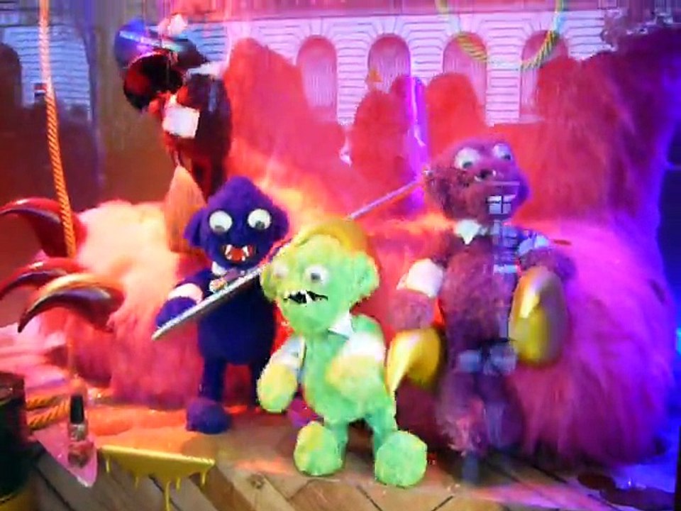 petits monstres toiletant un grand monstre