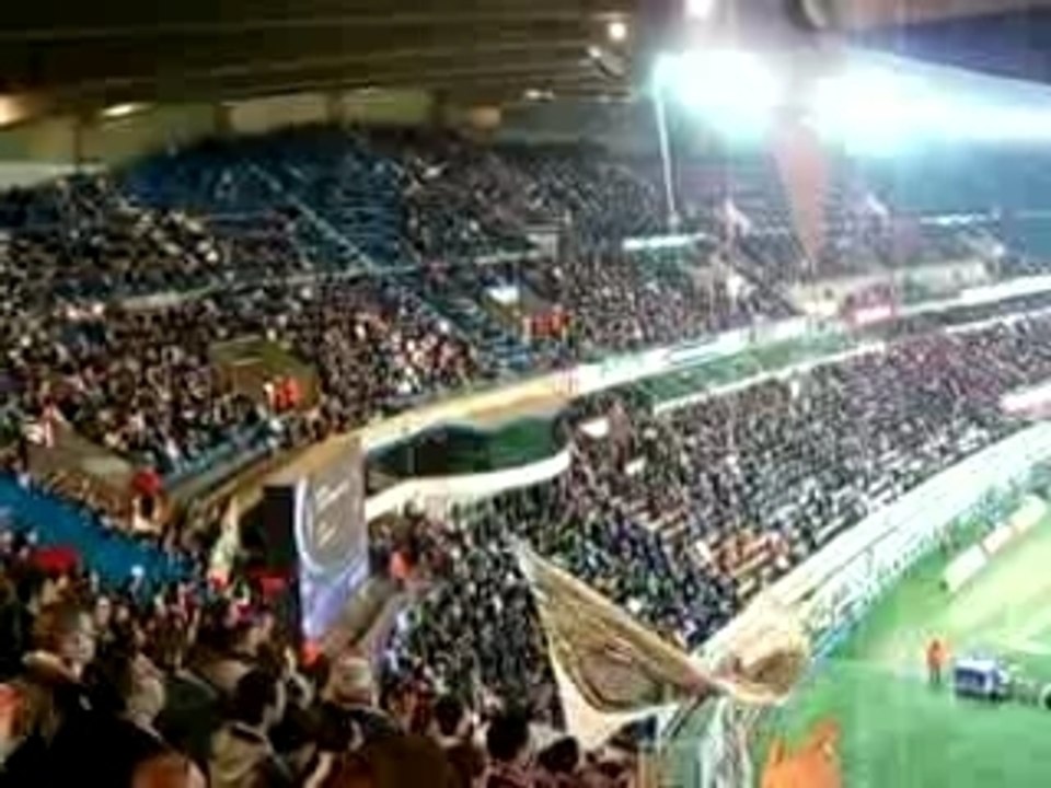 PSG - AEK - Ecoutez chanter ...