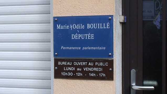 Rassemblement devant la permanence de Mme Bouillé, députée de Saint-Nazaire