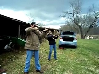Son fusil lui explose dans les mains