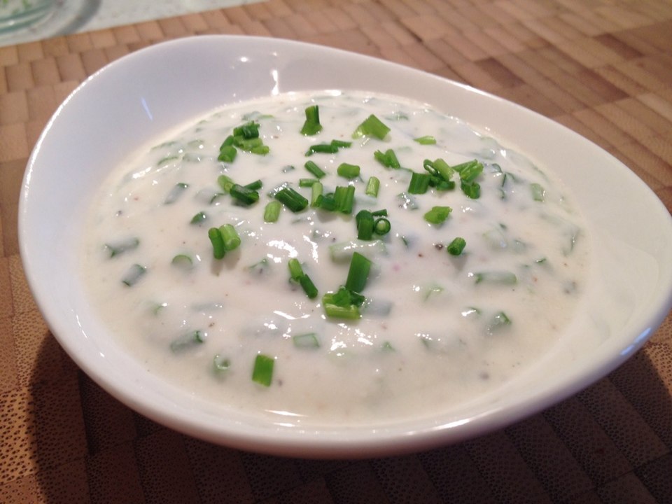 Joghurtsauce mit Kräuter - Salatdressing | Rezept