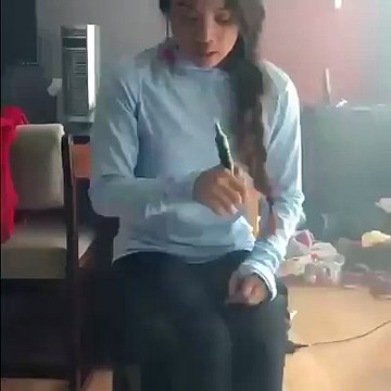 Nargile ile değişik duman çıkaran kız