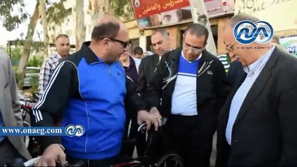 رئيس جامعة المنصورة يتفقد الحالة الدراسية داخل الجامعة بالدراجة