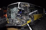 Metrobüs ile Minibüs Kafa Kafaya Çarpıştı; İkisi Ağır 14 Yaralı