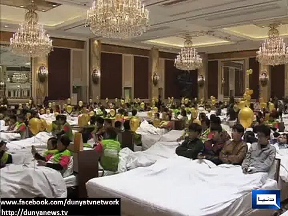 World's tallest and smallest man comes face to face in England.