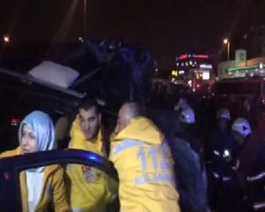 Metrobüs, Bariyerleri Parçalayarak E-5'e Çıktı