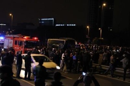 Merter'de Metrobüs Yolunda Kaza: 10 Yaralı