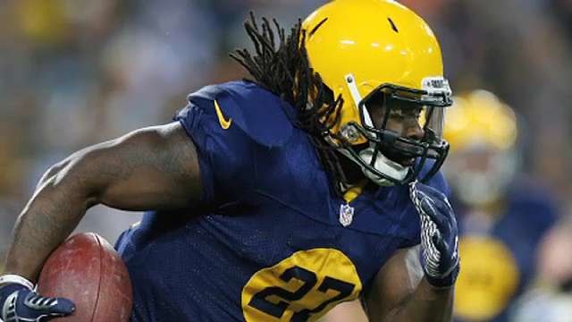 Packers Keep Rolling, Dominate Eagles