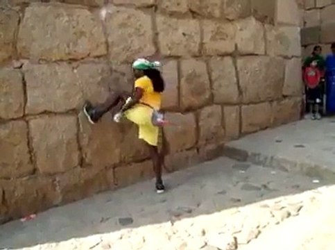 Dunya News - Indian Spiderman climbs ancient fort wall