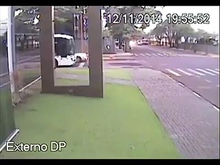 Un enfant fonce dans une vitre trop propre