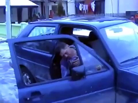 Mec bourré tombe de voiture dans son vomit