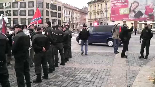 'Фашист!' скандировали президенту Украины на площади Мира в Братиславе