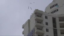 Gaziantep'te Paralarını Alamayan İşçiler Çatıya Çıkıp Eylem Yaptı