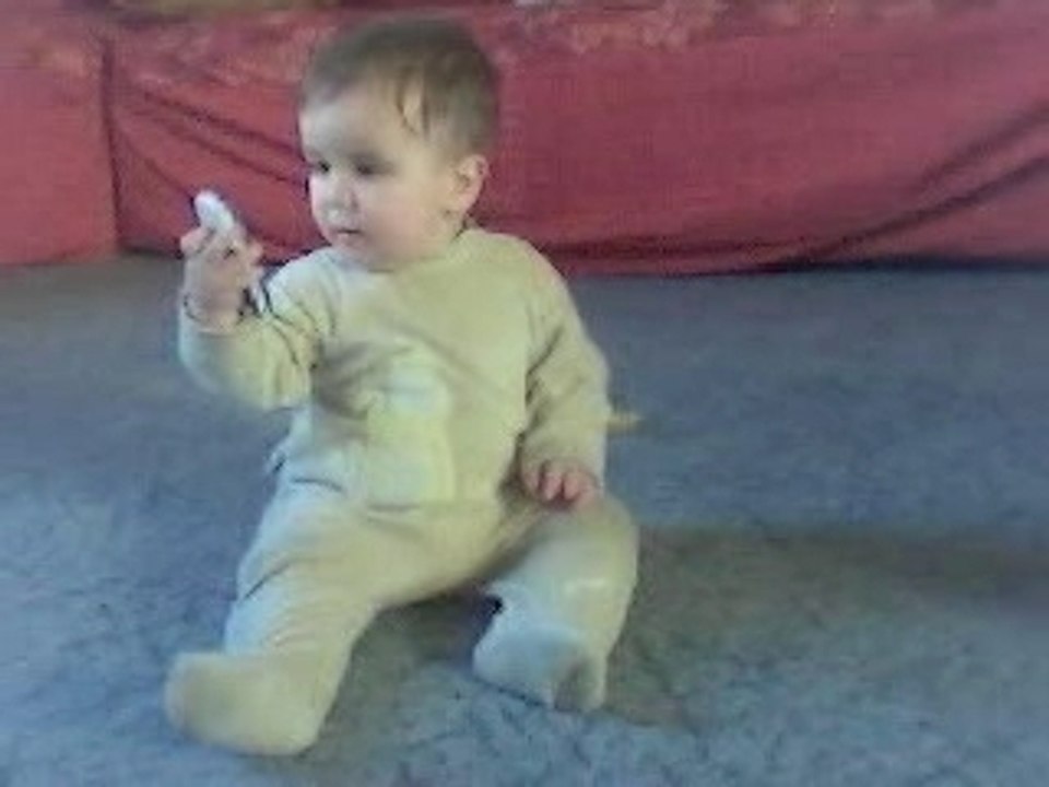 bébé au telephone