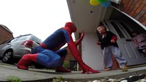 Un père déguisé en Spiderman fait une belle surprise à son fils atteint d'un cancer