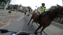 Un motard se fait arrêter par la police montée à Londres