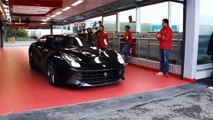 Kimi Räikkönen secoue des journalistes en Ferrari F12 Berlinetta