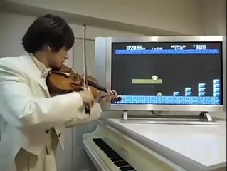 Il joue la musique de Mario Bros au violon !