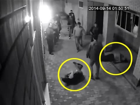 Un boxeur professionnel met KO deux hommes en seulement deux coups