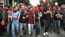 Milhares de gregos manifestam-se nas ruas de Atenas