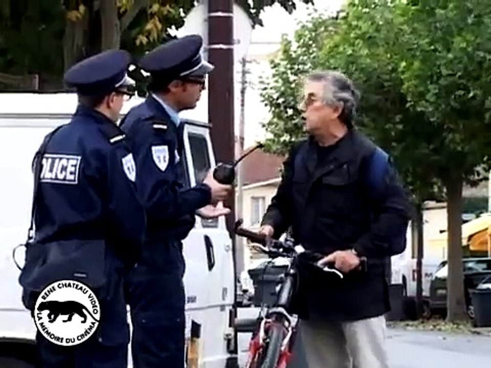 Buzz: Venez monsieur, vous savez pourquoi je vous arrêtes? Vous avez traversé en dehors des clous