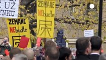 Revolución Terciopelo: tarjetas rojas y huevos para el presidente checo