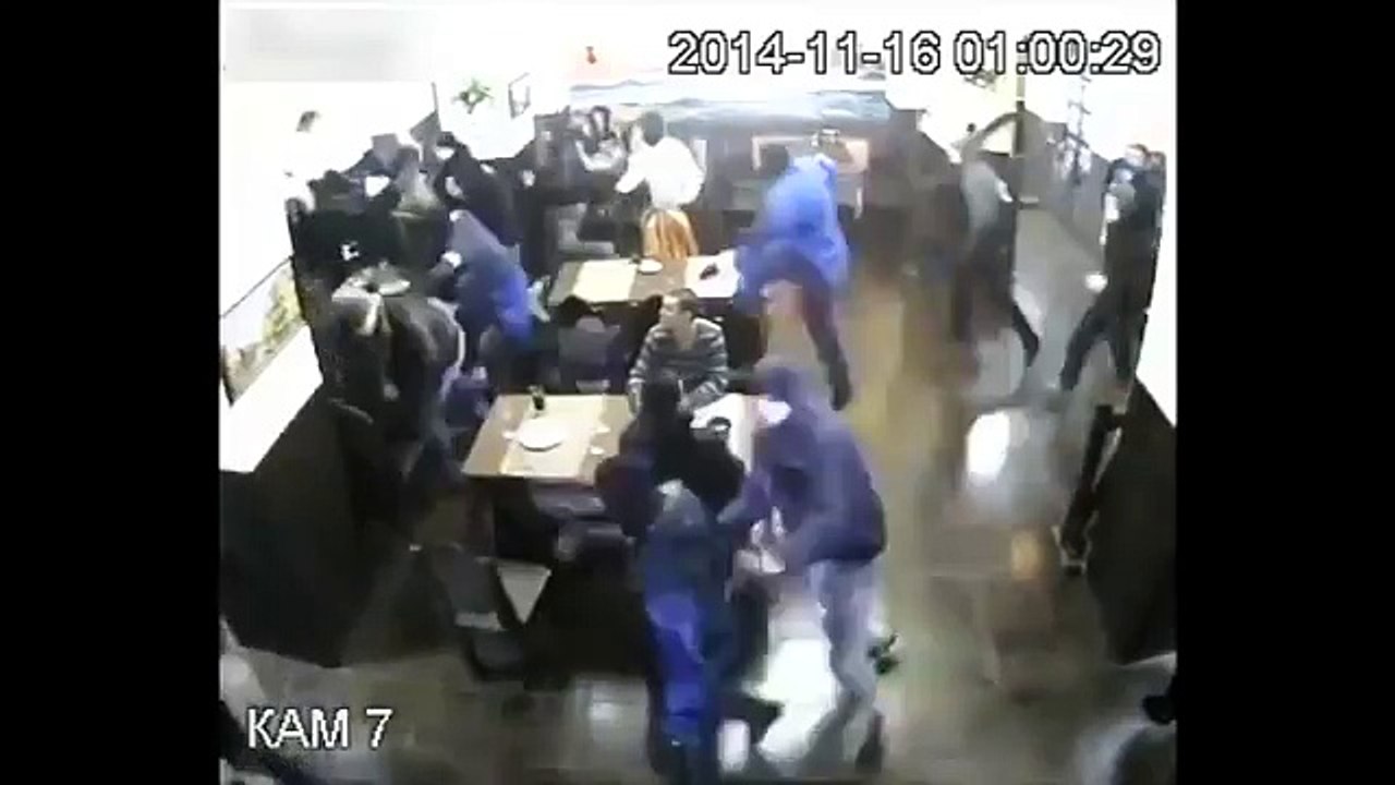 Il reste zen au milieu de 35 hommes armés