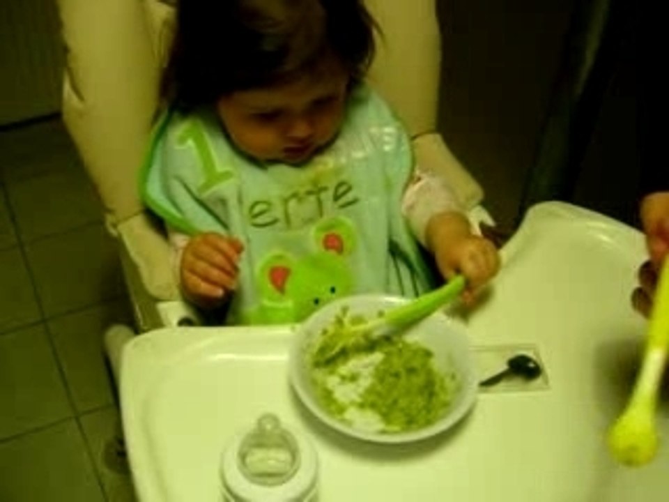 Clementine mange toute seule (1ere fois)