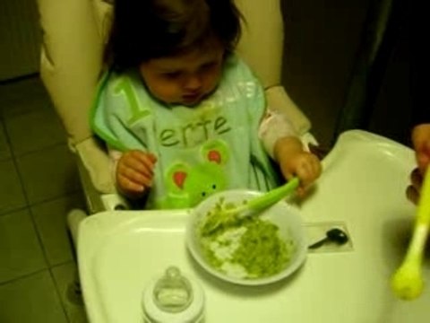 Clementine mange toute seule (1ere fois)