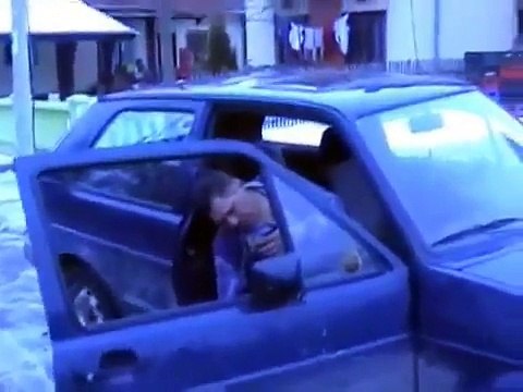 Trop saoul, il tombe de sa voiture en vomissant