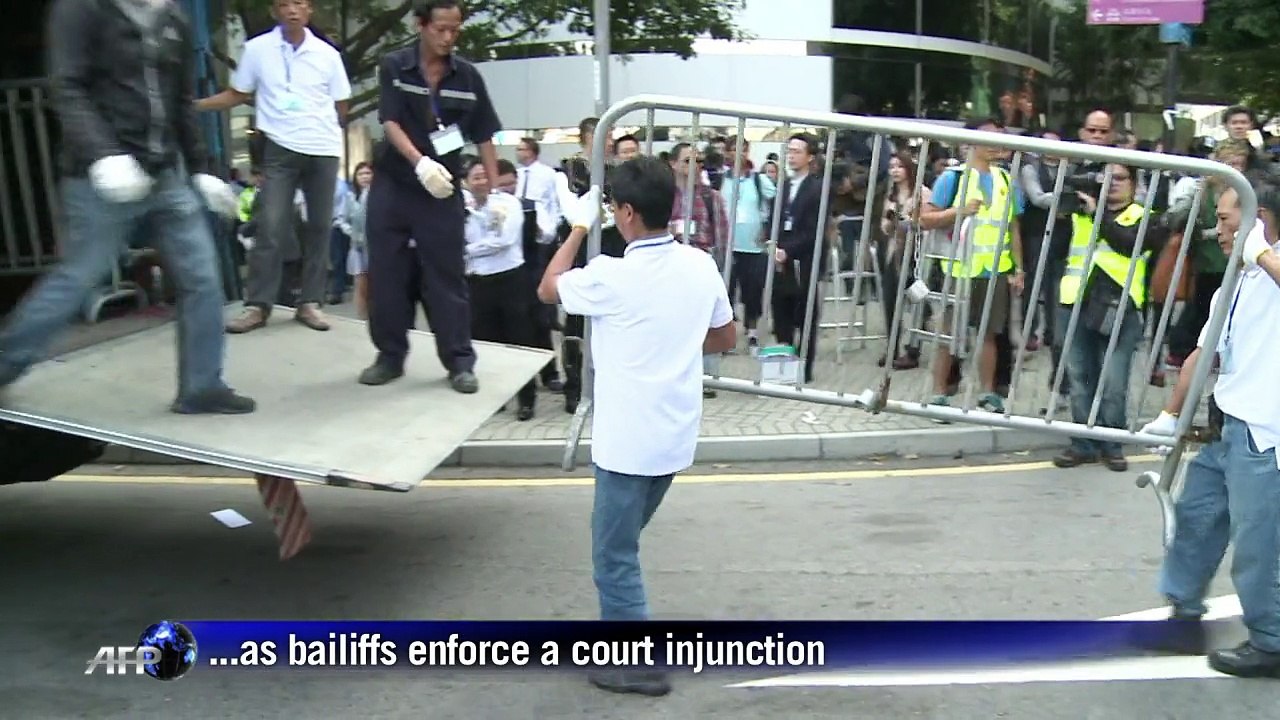 Hong Kong authorities begin clearing protest site